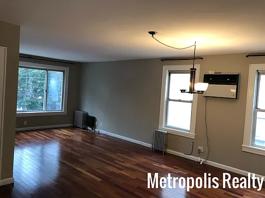 Rented by Metropolis International Realty Inc. | media 1