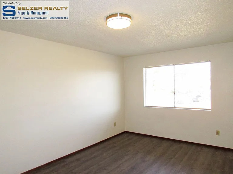 1541 N Bush St — Photo 7