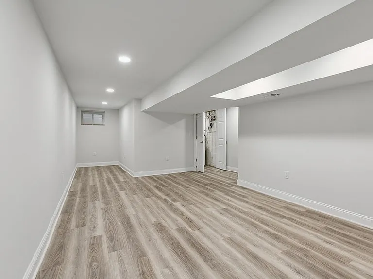 Spring Hill Apartments — Photo 6