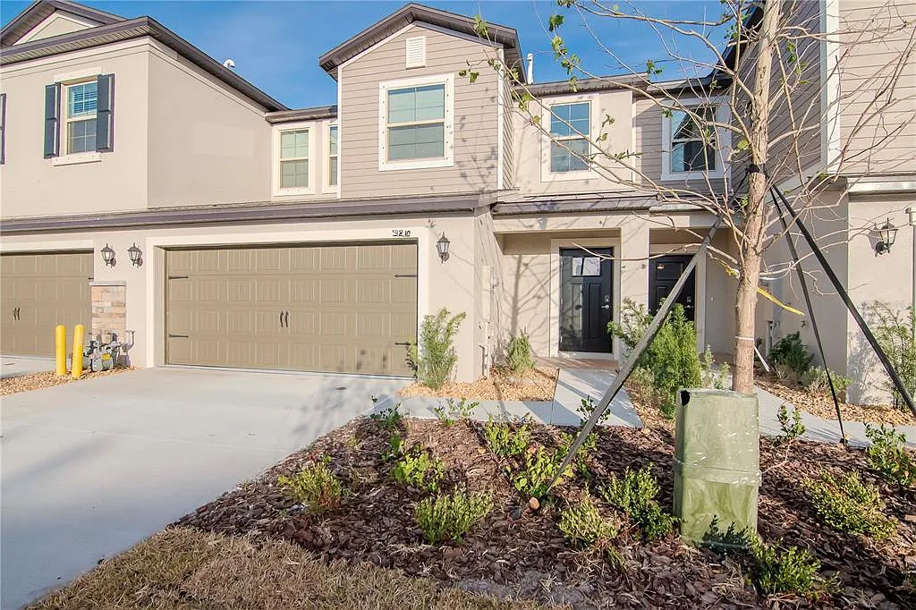 5 bed, 2.5 bath, 2251 sqft, $2,800 — Photo 3