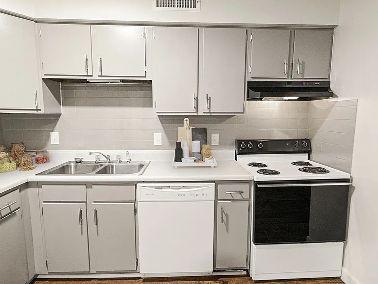 Green Door Apartments — Photo 131