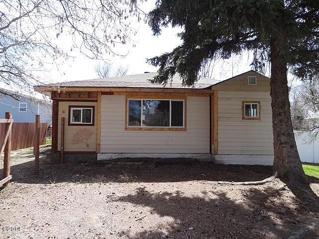 1st image of 806 10th Ave E