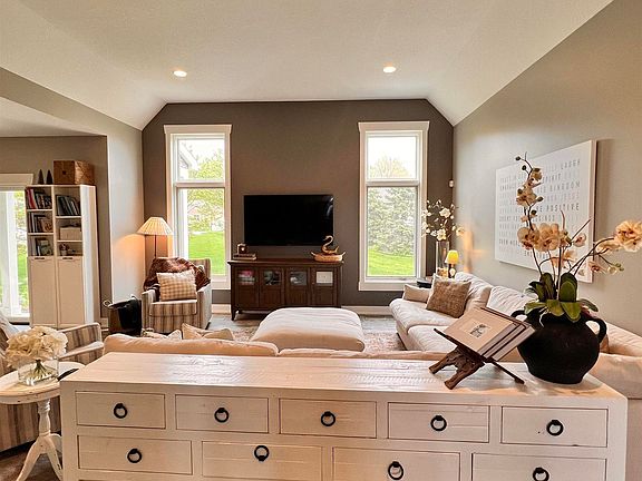 5th image of 333 Crestwood Ct