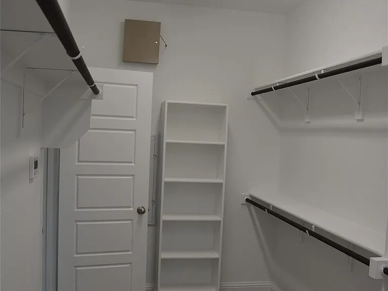 OVERSIZED WALK IN CLOSET