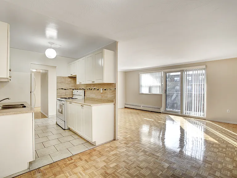 2503 Hurontario St — Photo 21