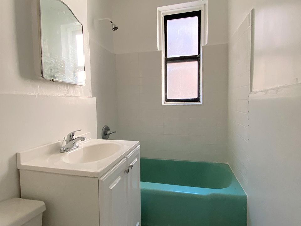 2nd image of 3556 Rochambeau Ave