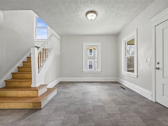 4th image of 152 Michigan St