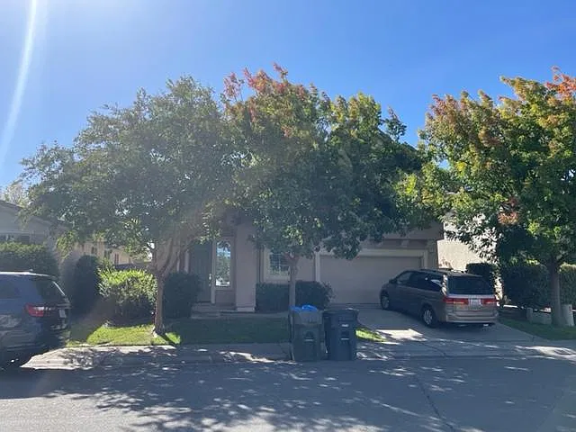 4 bed, 3.5 bath, 2305 sqft, $2,800 — Photo 1
