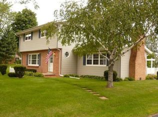 W253S5770 Crest Dr, Waukesha, WI 53189