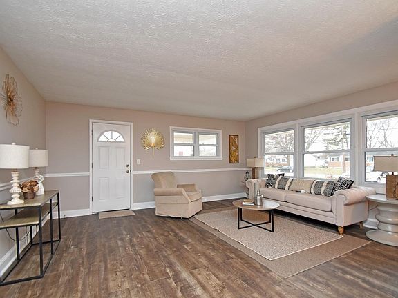 4th image of 376 Blackburn Ave