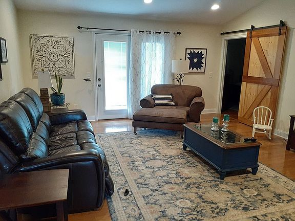 4th image of 96 Melrose Ln