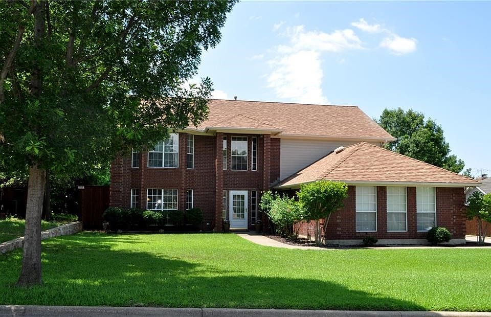 Quiet cul de sac location with close proximity to schools, parks and trails. Must see huge pool and backyard for summer fun! Hurry in.
