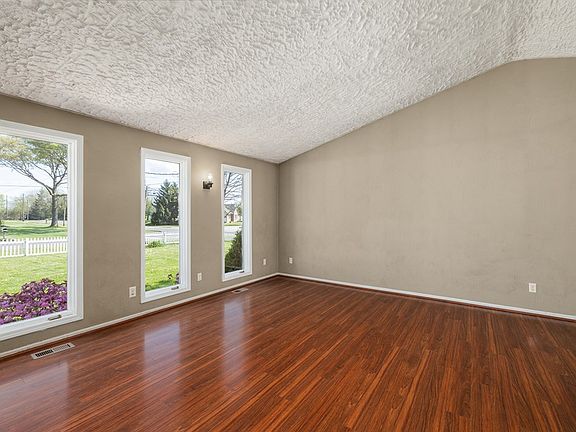 4th image of 1001 Columbus Cir S