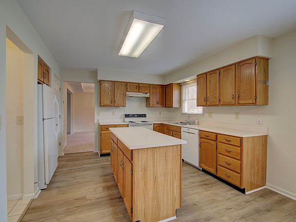 2nd image of 139 Woodspoint Dr