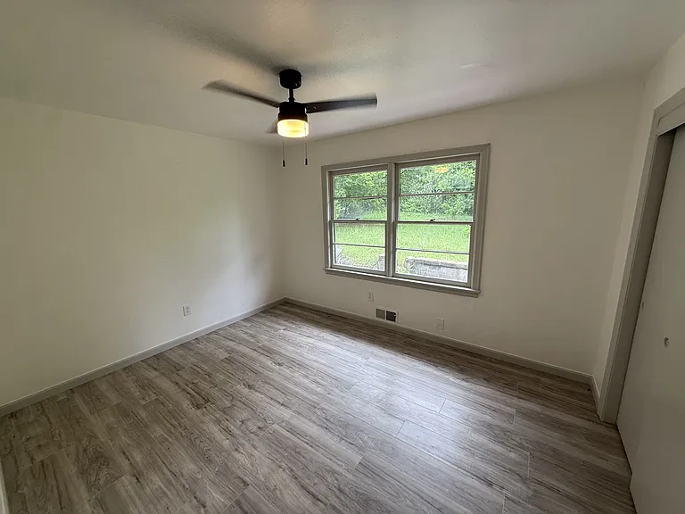 136 N Crownpoint Dr — Photo 9