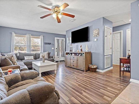3rd image of 305 NE 4th St