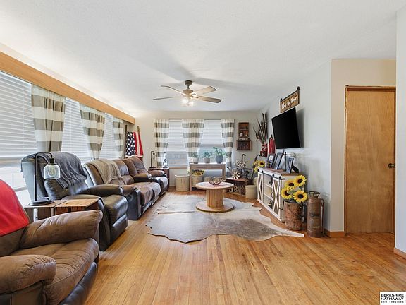 3rd image of 853 F Rd