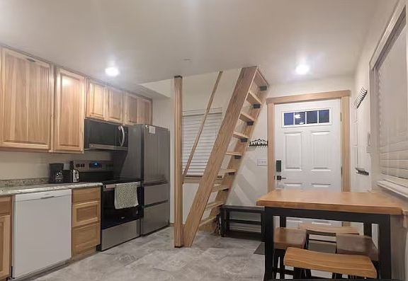 3rd image of 1622 Giles Ave NW