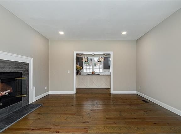 5th image of 7 Lauren Ln