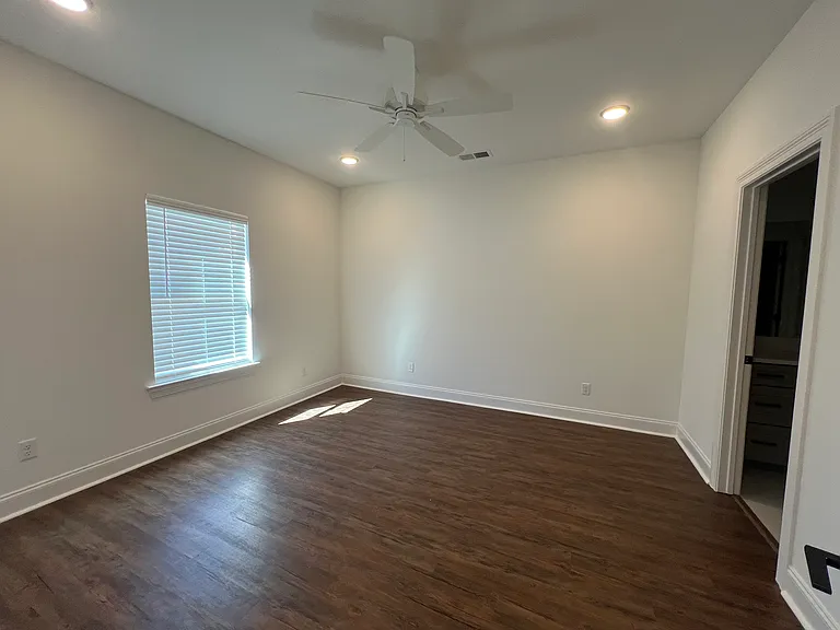 512 Rosewood Ln — Photo 9