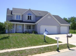 1197 Apple Grove Ln, Oconomowoc, WI 53066