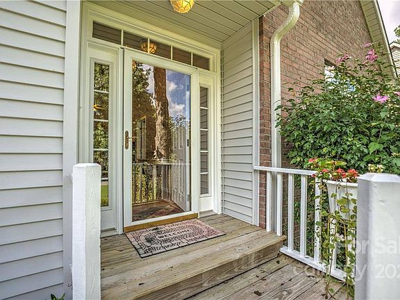 2nd image of 29 Wyntree Dr