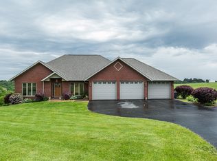 7808 Raphael Dr, Dubuque, IA 52003