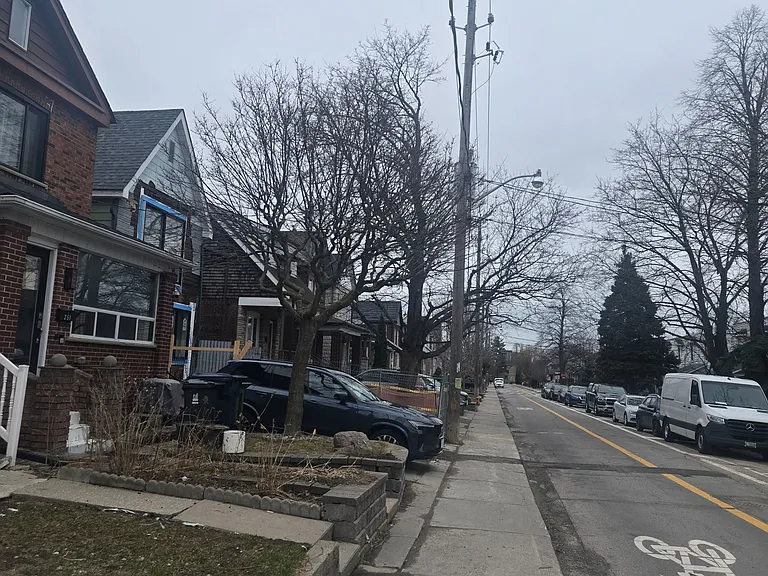 251 Silverthorn Ave #MAIN — Photo 3