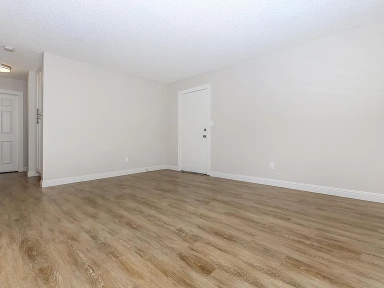 Hollister Creek Apartments — Photo 11