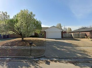 1052 NW 18th St, Moore, OK 73160