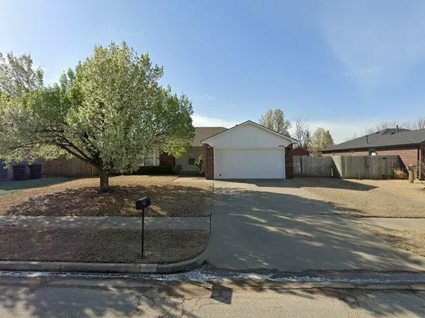 1052 NW 18th St, Moore, OK 73160