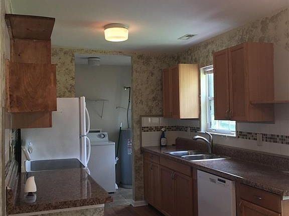 5th image of 417 Henderson St
