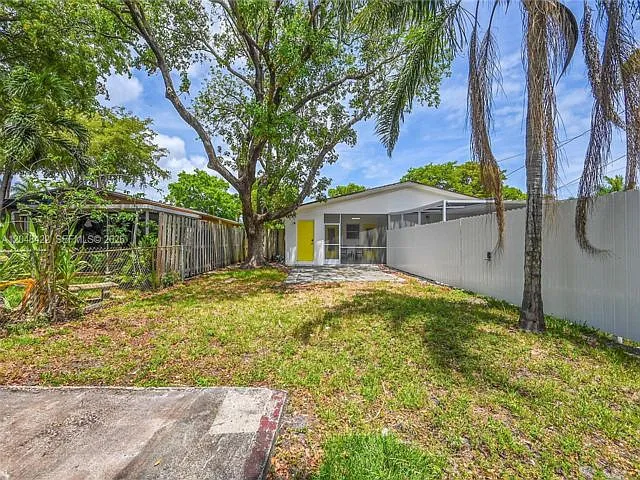 808 SW 12th Ct — Photo 10