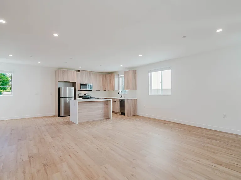 5654 1/2 Cartwright Ave — Photo 6