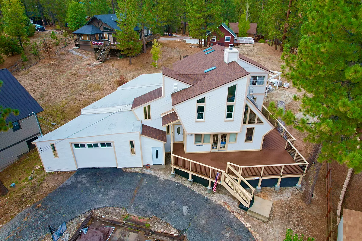 Building Photo - 742 Tulip Ln