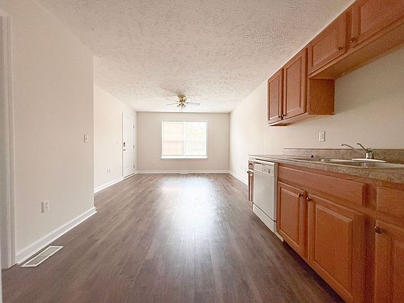 4th image of 30 Lexington Ct