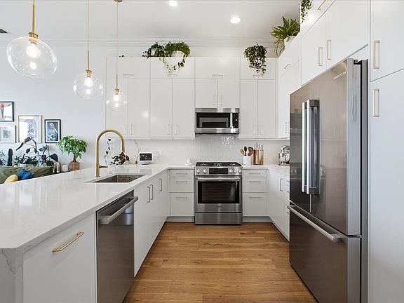 4th image of 3920 N Sheridan Rd #504