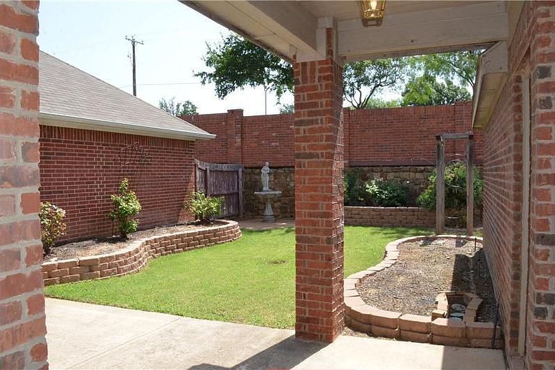2nd image of 203 Colonial Ln