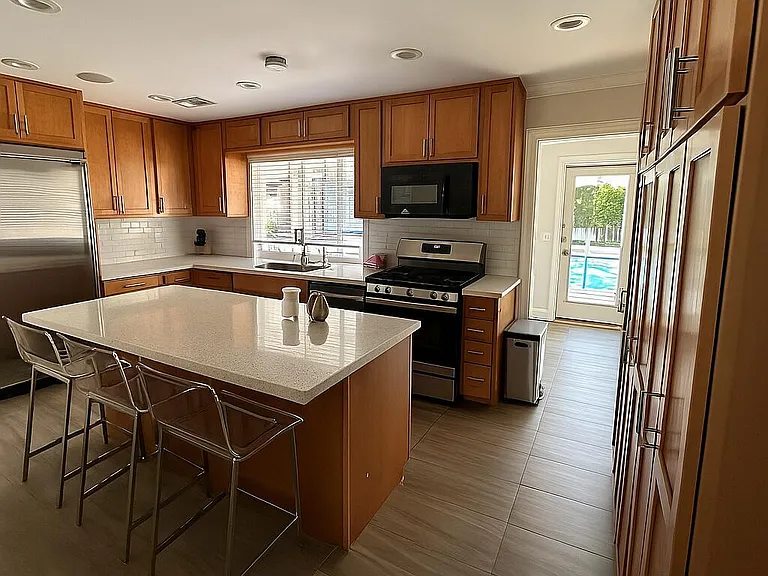 330 Highland Ave — Photo 4