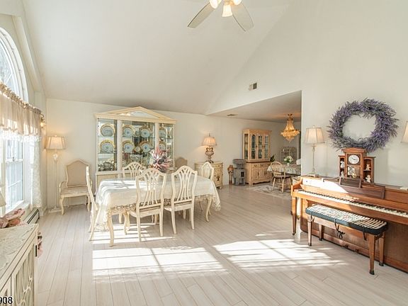 4th image of 24 The Loop