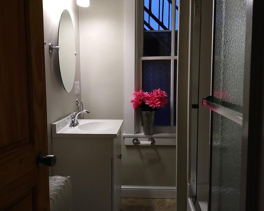 2nd flr bath