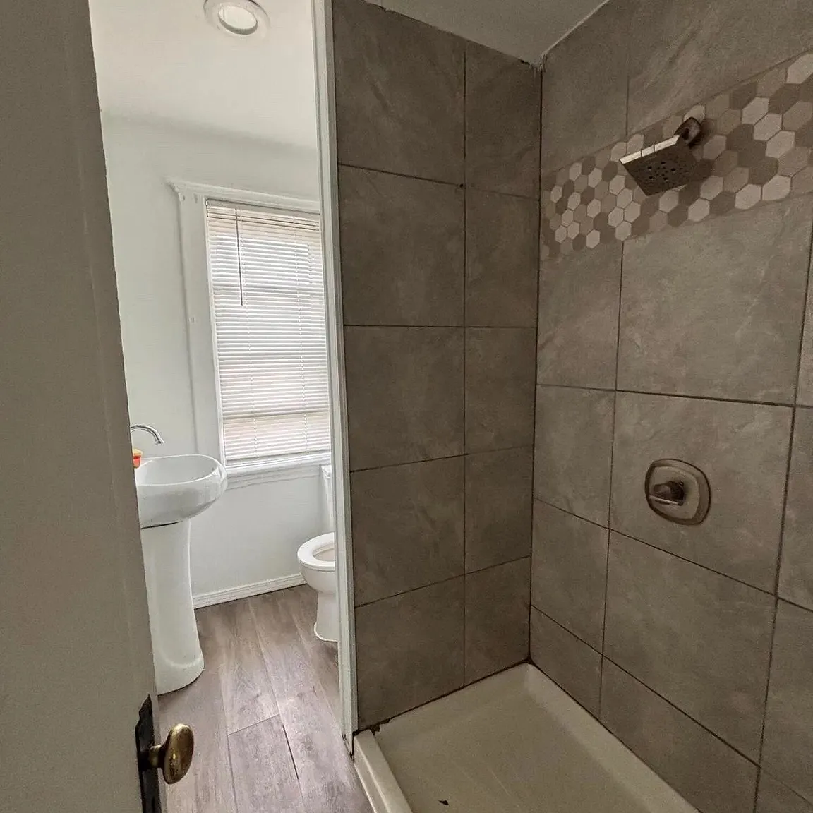 2 bed, 1000 sqft, $1,599 — Photo 3
