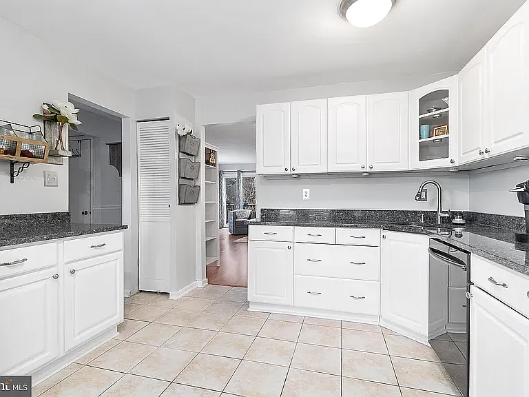 1496 Lowell Ct — Photo 4