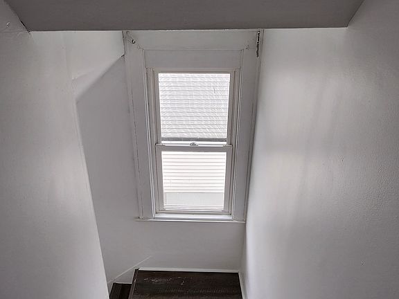 5th image of 127 Wiman Ave