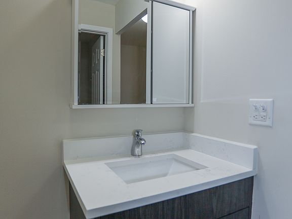 5th image of 5846 N Winthrop Ave #104
