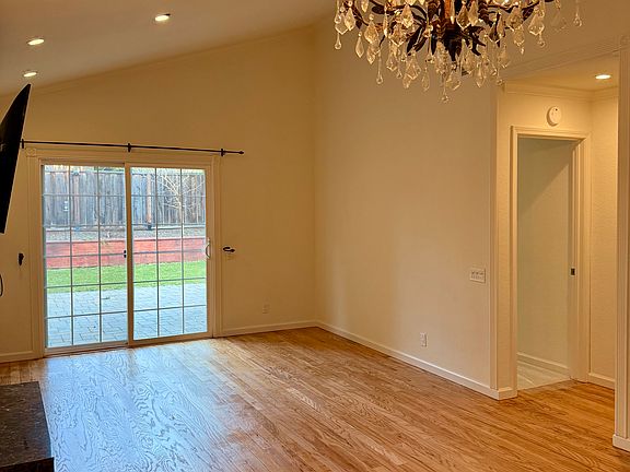 5th image of 1035 Sunshine Cir