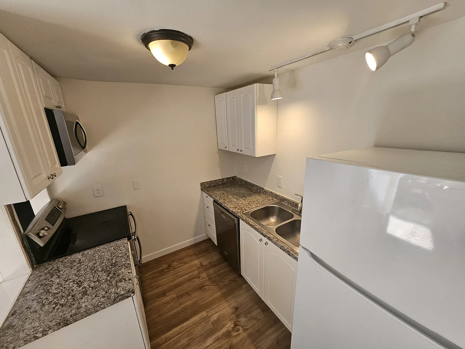 2 bed, 840 sqft, $1,575 — Photo 2