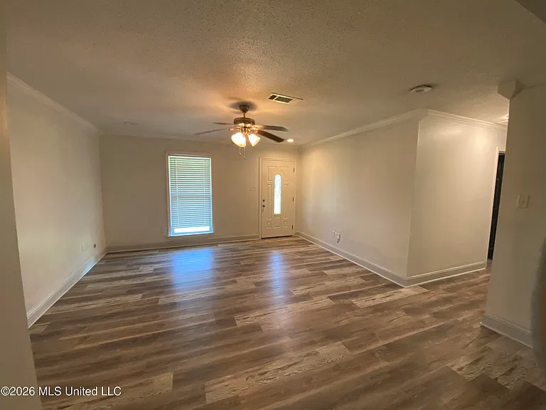 218 Alverado Dr — Photo 2