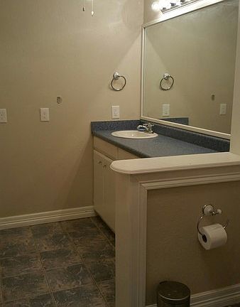 3rd image of 210 Roxton Ln