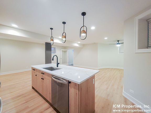3rd image of 851 W Wellington Ave #G